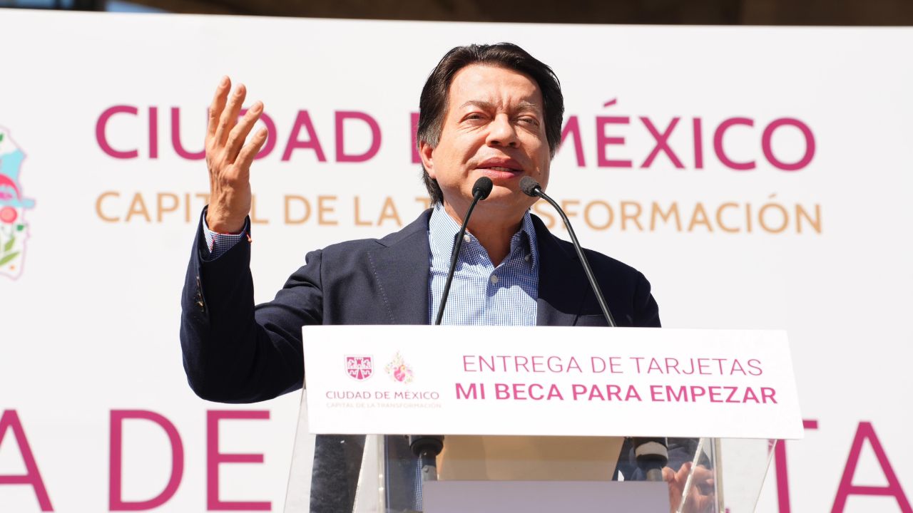 El secretario de educación, Mario Delgado dando una conferencia