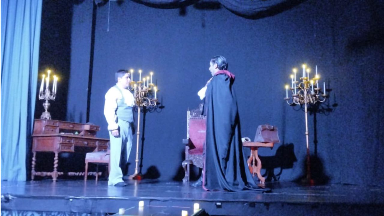 El teatro Centenario Coyoacán estrenó la obra “Drácula”, dónde el príncipe de las tinieblas busca reconquistar el amor de su doncella.