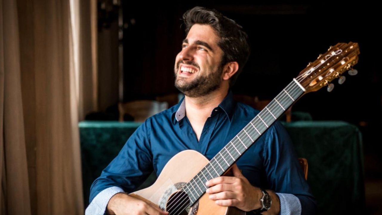 El guitarrista Rafael Aguilar posando con su guitarra en mano