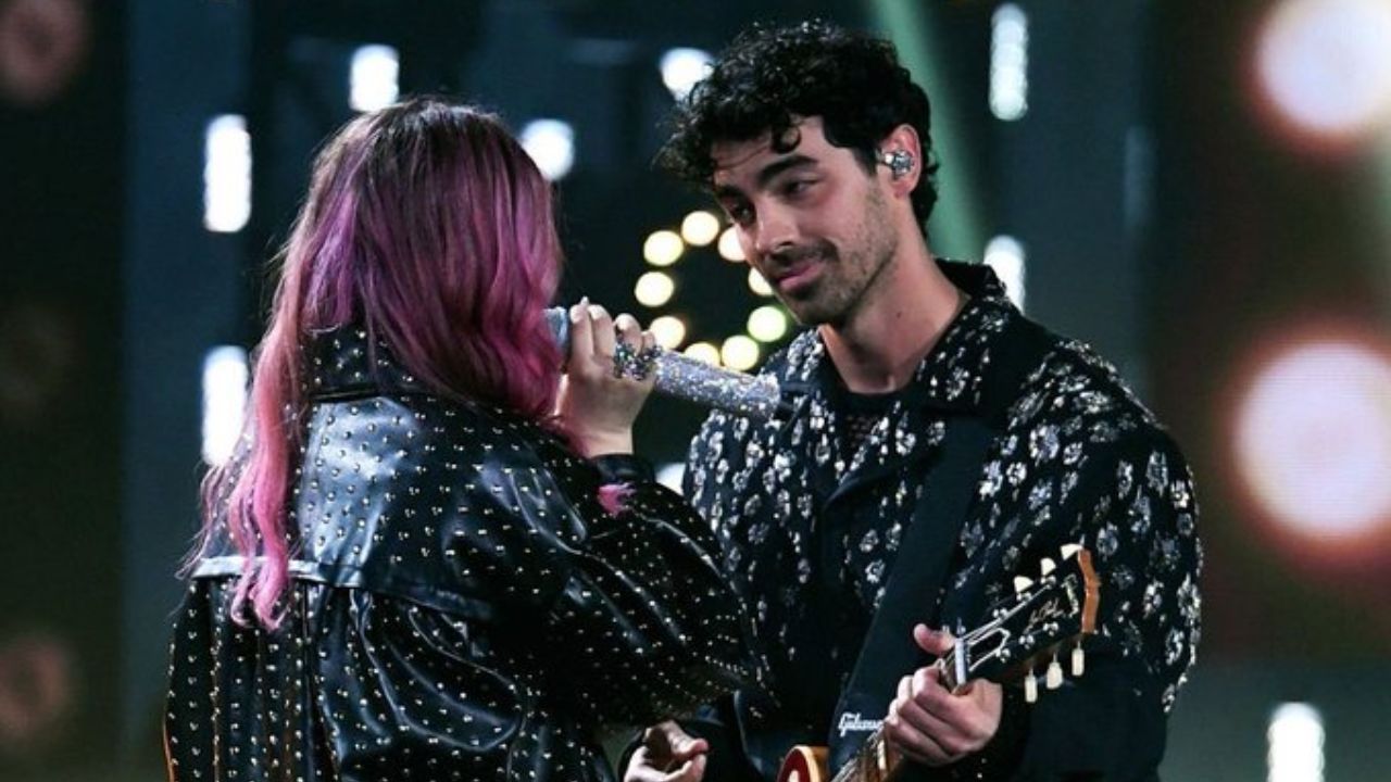 Ela Taubert y Joe Jonas interpretaron una nueva versión bilingüe de su éxito “¿Cómo Pasó?”