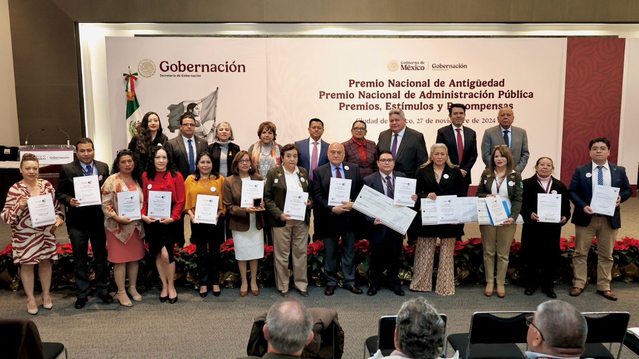 Rosa Icela Rodríguez entregó premios de antigüedad, administración pública, estímulos y recompensas a servidores públicos de SEGOB.