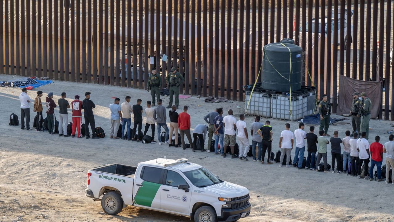 Decenas de migrantes fueron observados del otro lado del muro fronterizo a la altura de la colonia Alemán en Tijuana, siendo atendidos por personal de la Patrulla Fronteriza