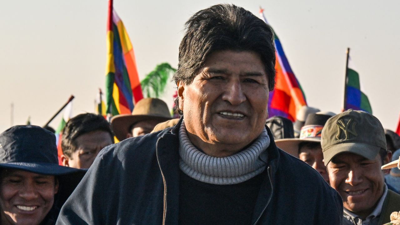 Evo Morales en una marcha a lado de simpatizantes