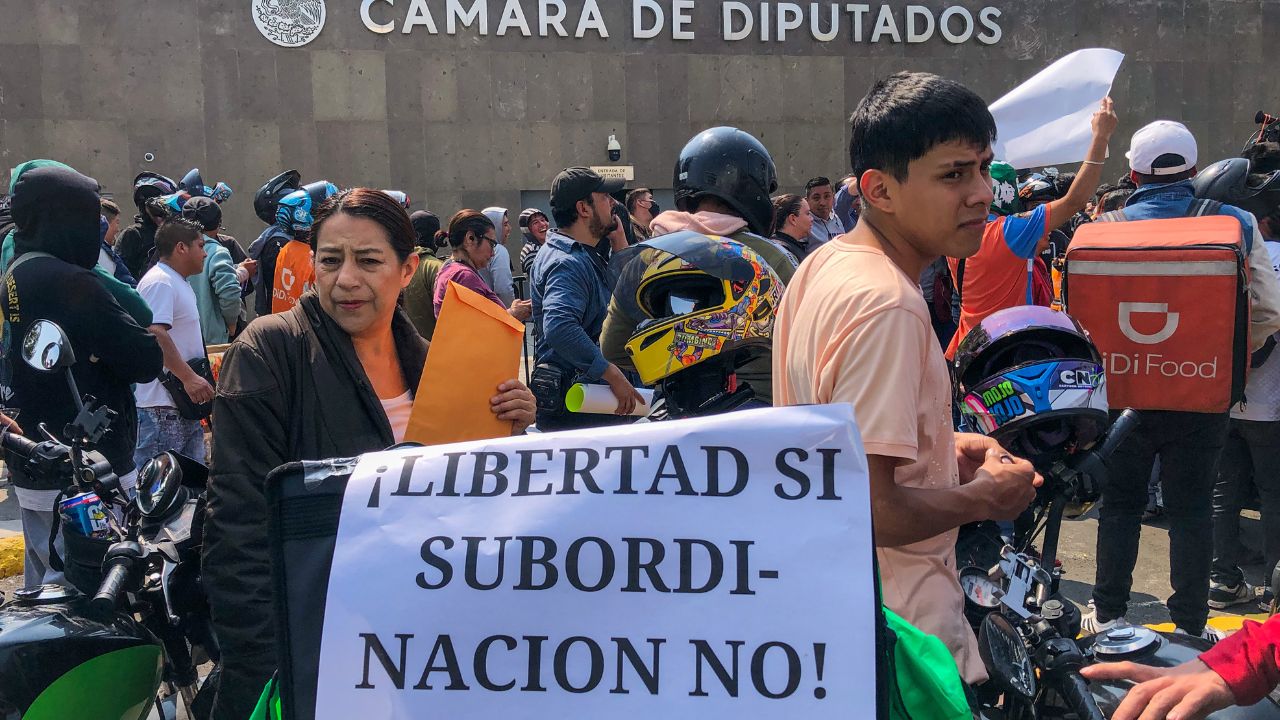 Alzan la voz. Miembros del gremio de repartidores han alzado la voz contra la reforma que busca darles derechos, pero también obligaciones.