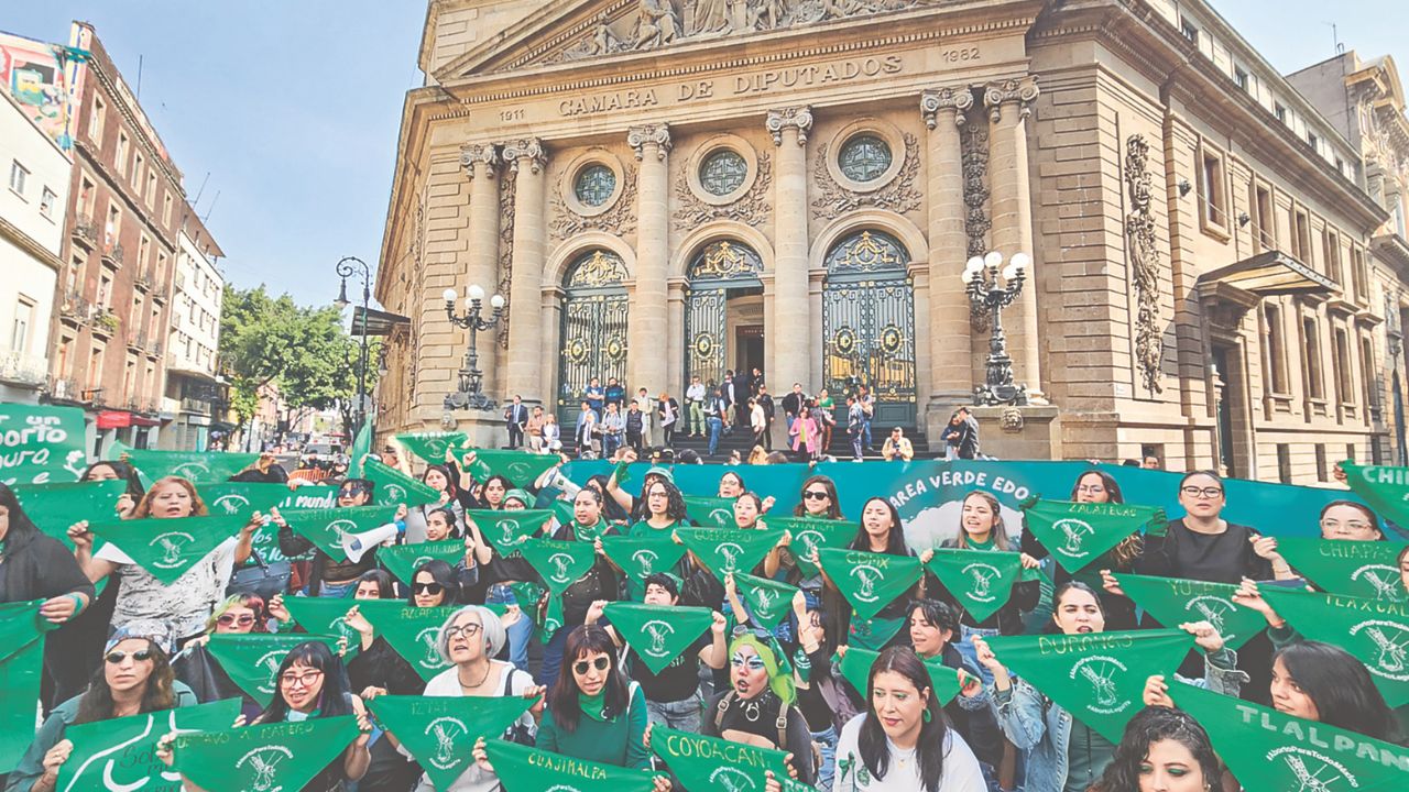 Rechazo. Agrupaciones provida se manifestaron al exterior del recinto legislativo, donde, de manera simbólica, rezaron para que la iniciativa no avance.