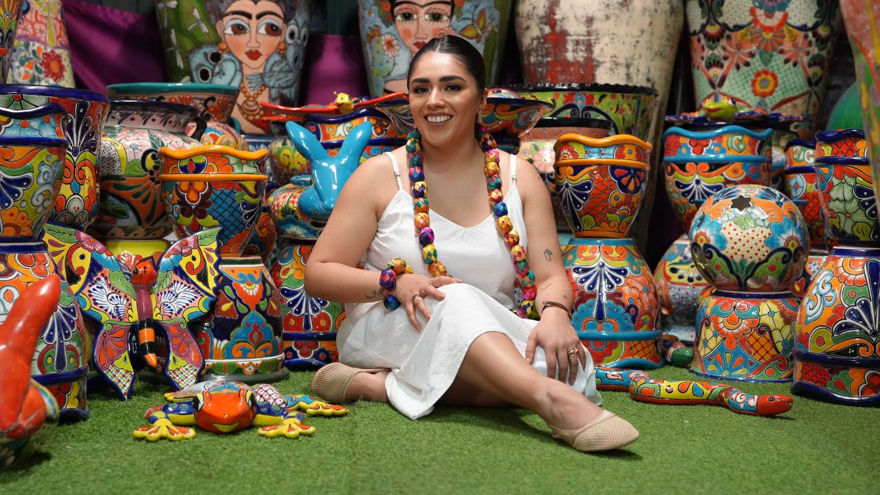 Rosalía León le canta a las mariposas, mientras Majo Cornejo reinterpreta La Calaca, de Amparo Ochoa, en el marco del tradicional del Día de Muertos