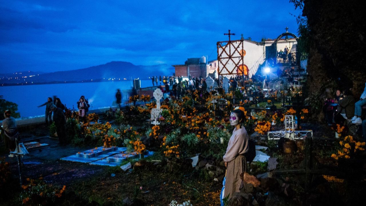 TRADICIÓN. A lo largo y ancho del país, los mexicanos celebran hoy el Día de Muertos, con diversos rituales, creencias e historias.