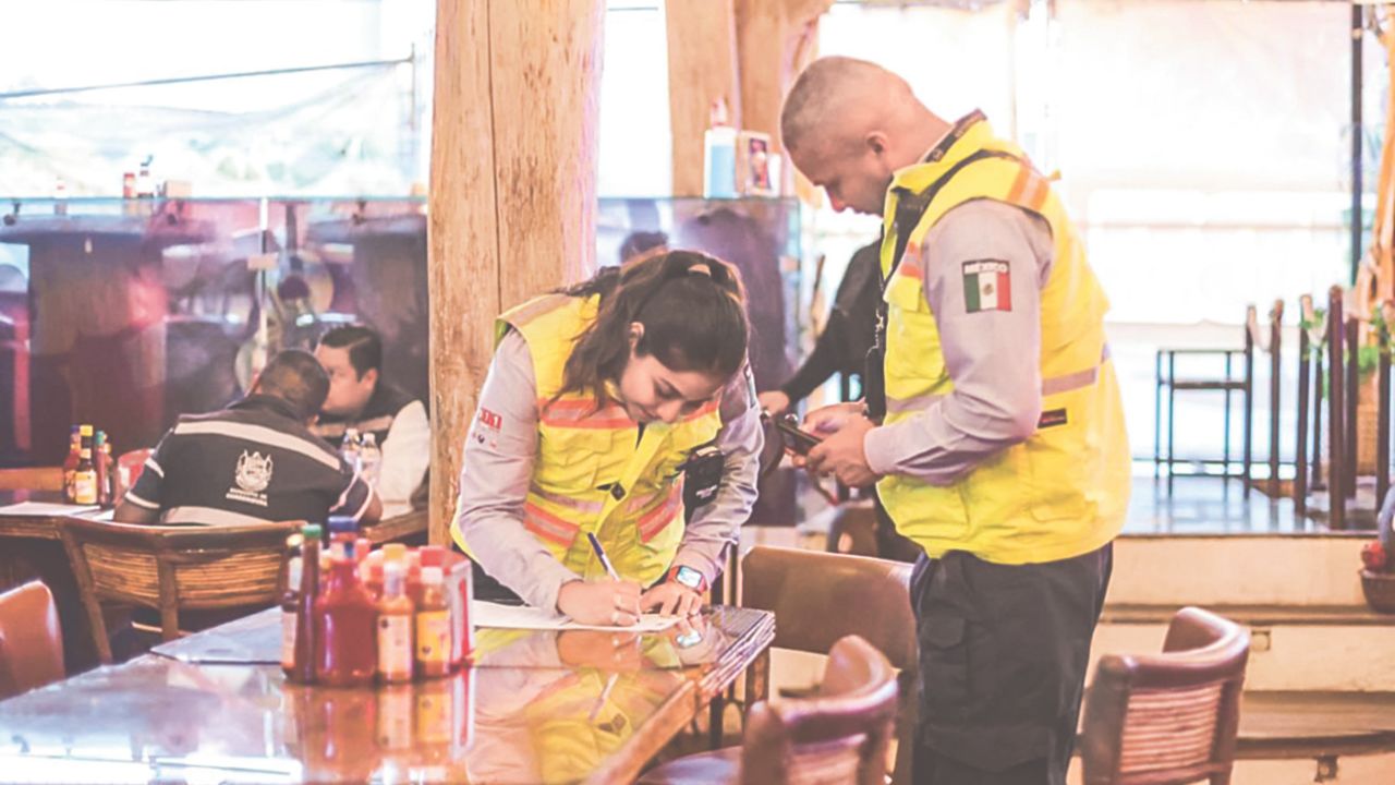 REVISIÓN. Algunos establecimientos no contaban con licencias permitidas para el giro con el que operaban.