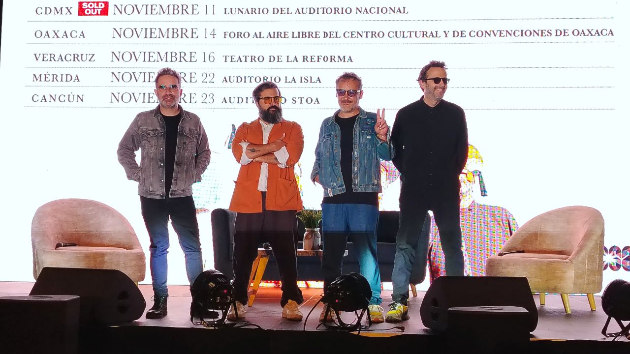 Julián Saldarriga, guitarrista de Love of Lesbian, aseguró que su presentación en el Palacio de los Deportes es la Champions League, y que el Mundial será cuando se presenten en el Estadio GNP Seguros de la CDMX.