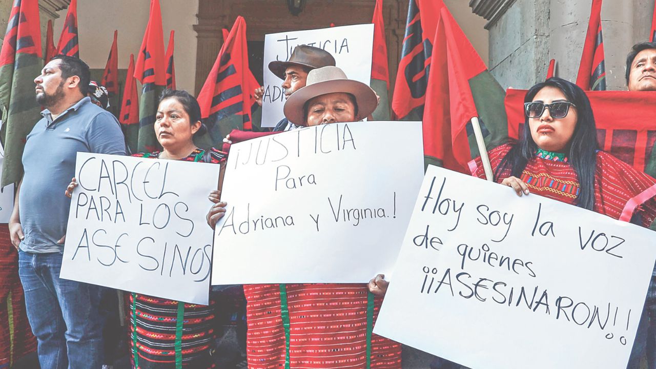 INDIGNACIÓN. Integrantes del MULT protestaron frente al palacio de Gobierno por el feminicidio de las hermanas Ortiz García.