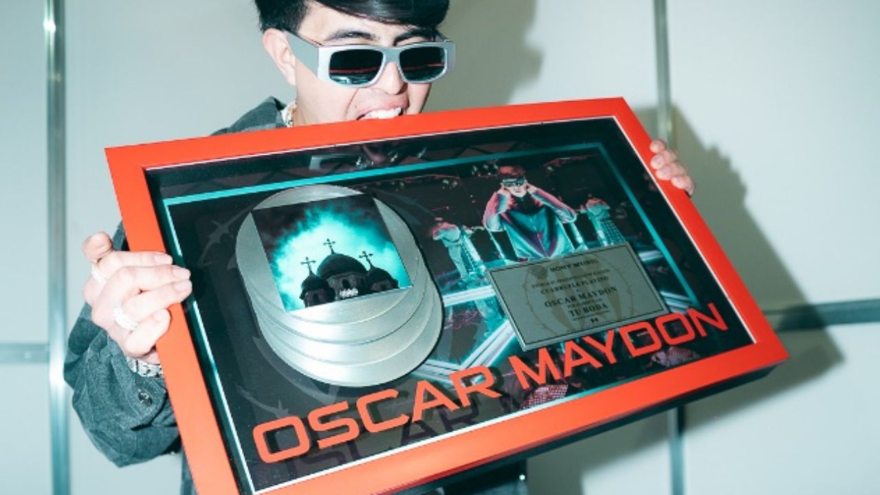 El reguetón de Óscar Maydon fue galardonado con el disco de Cuádruple Platino por su mega hit Tu Boda, tras su presentación del Coca Cola Flow Fest