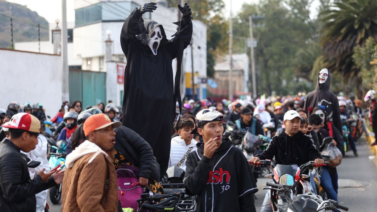 Noche de miedo. Disfrazados de personajes icónicos de la pantalla grande, así como criaturas alusivas a las fechas, cientos de motociclistas se congregaron en distintos puntos de la capital para su trayecto.