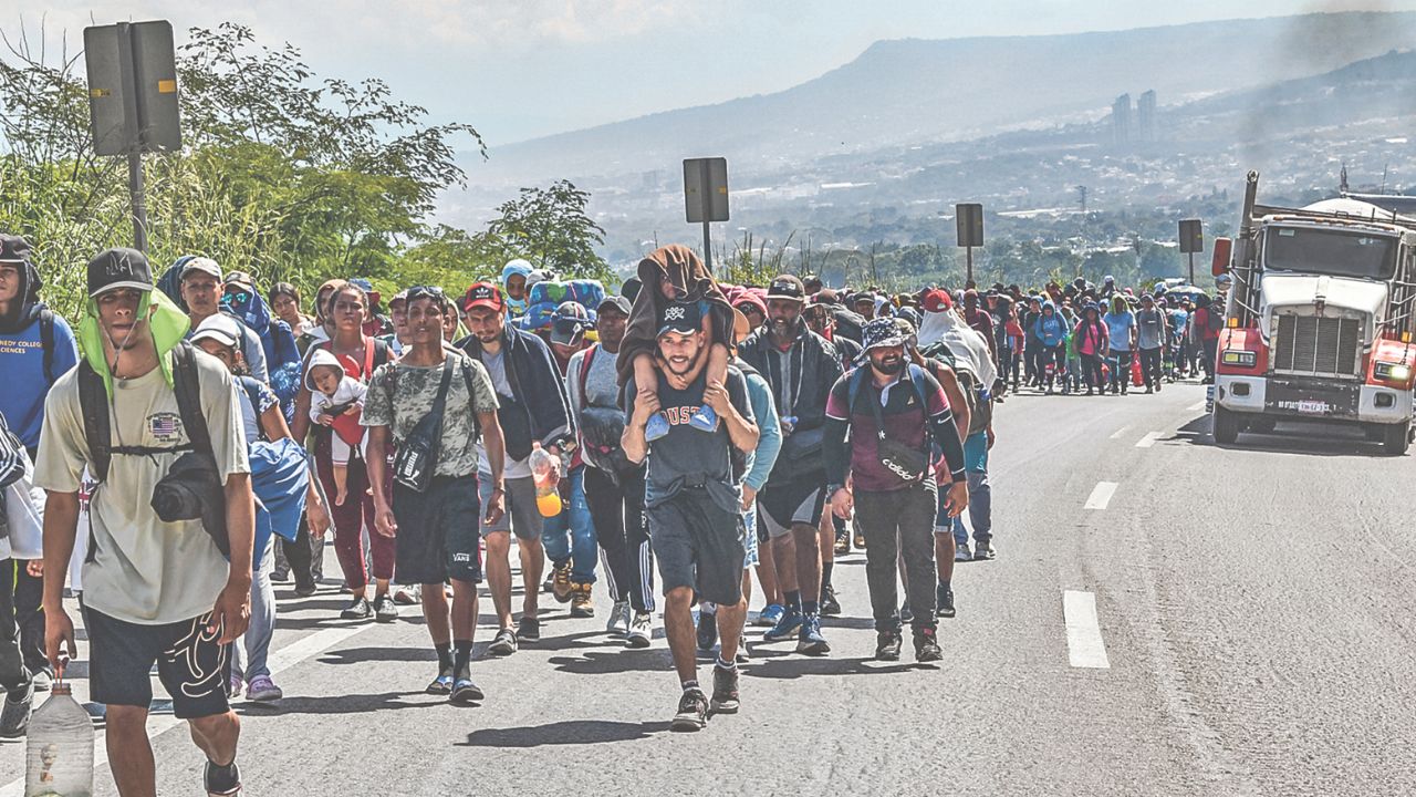 ESFUERZO. Miles de migrantes caminarán, bajo los rayos del sol, hacia la Ciudad de México, su primer objetivo, para llegar lo antes posible a Estados Unidos.