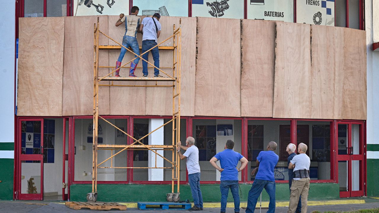 Habitantes cubanos se preparan para la llegada de Rafael