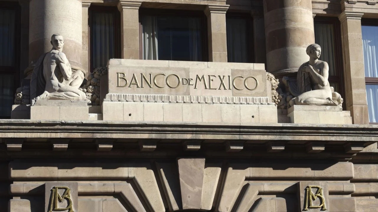 La Junta de Gobierno del Banco de México recortó un cuarto de punto la tasa de interés de referencia interbancaria a un día para ubicarla en 10.25%