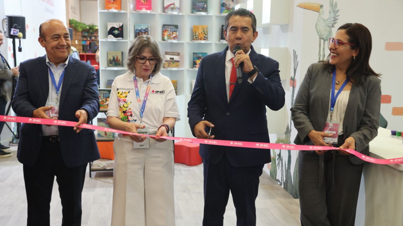 El INE inauguró el stand en la 38ª edición de la Feria Internacional del Libro Guadalajara 2024.