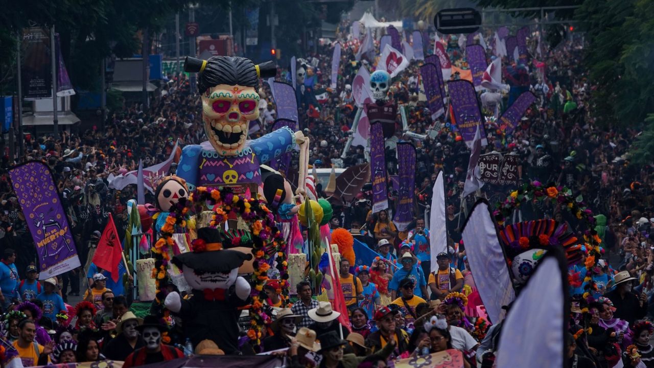 La CDMX se llenó de vida y color con el Gran Desfile de día de Muertos donde participaron 70 colectivos y un millón 300 mil personas.