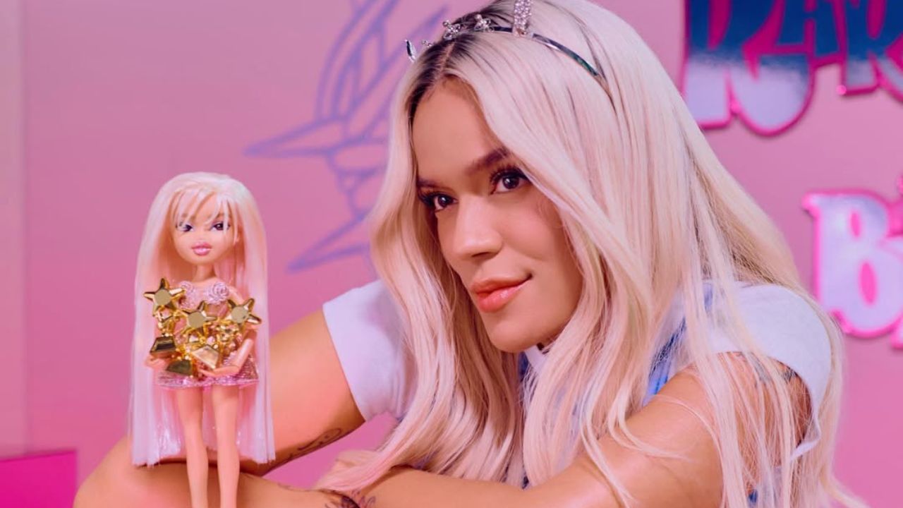 Karol G posando a lado de su muñeca Bratz