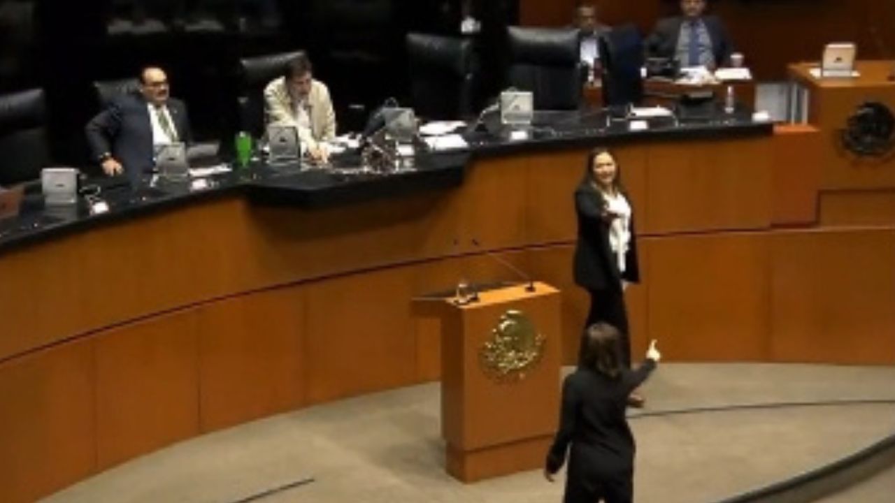 La senadora del PAN Lilly Téllez aventó unas monedas a la expriistas y ahora morenista Cynthia López Castro cuando subió a tribuna.