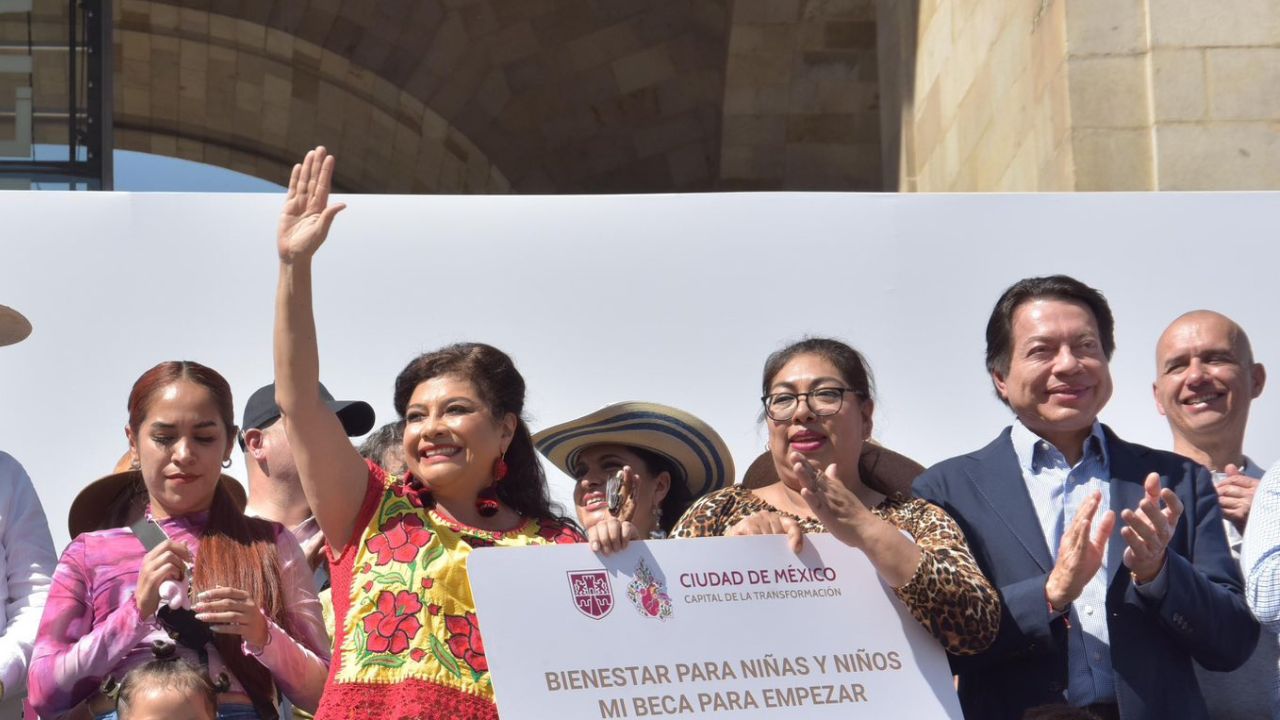 Clara Brugada, Jefa de Gobierno de la CDMX arrancando el programa de becas a estudiantes.