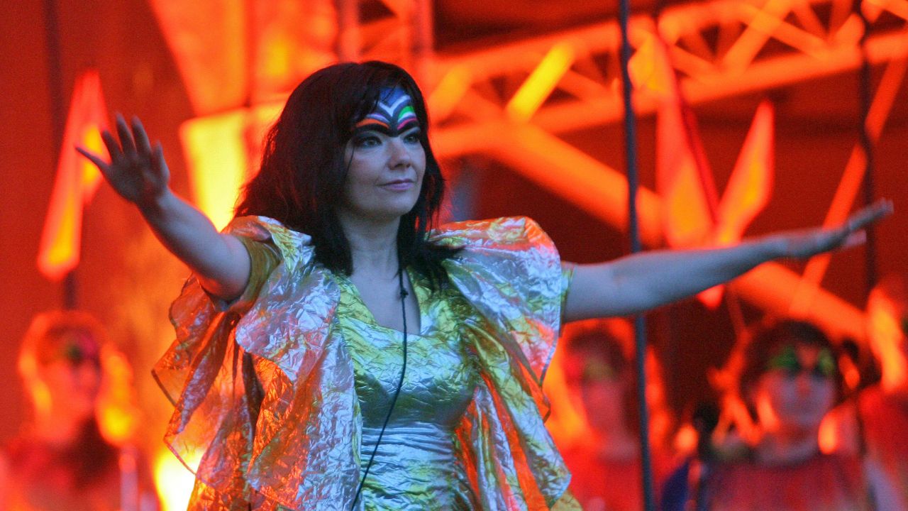 La cantante Björk en una presentación como parte de la era 'Volta'.