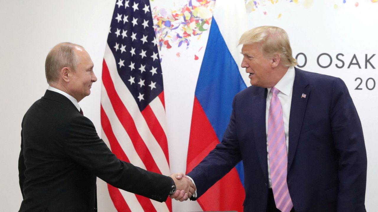 Donald Trump y Vladímir Putin durante la Cumbre del G-20 en 2019.