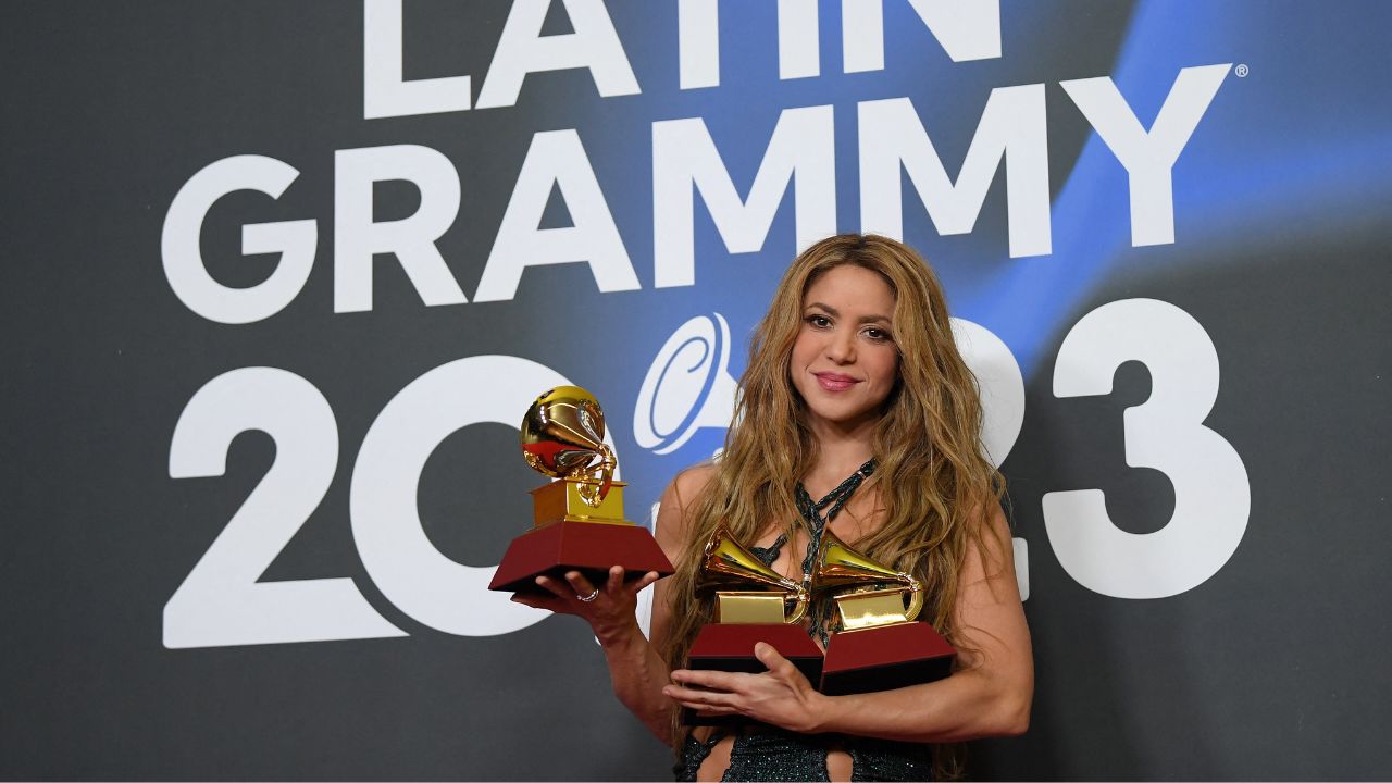 Shakira posando con sus Latin Grammy en la ceremonia 24 que se llevó a cabo en Sevilla, España