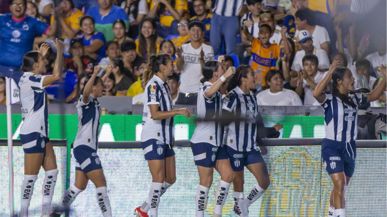 Rayadas de Monterrey festejan gol.