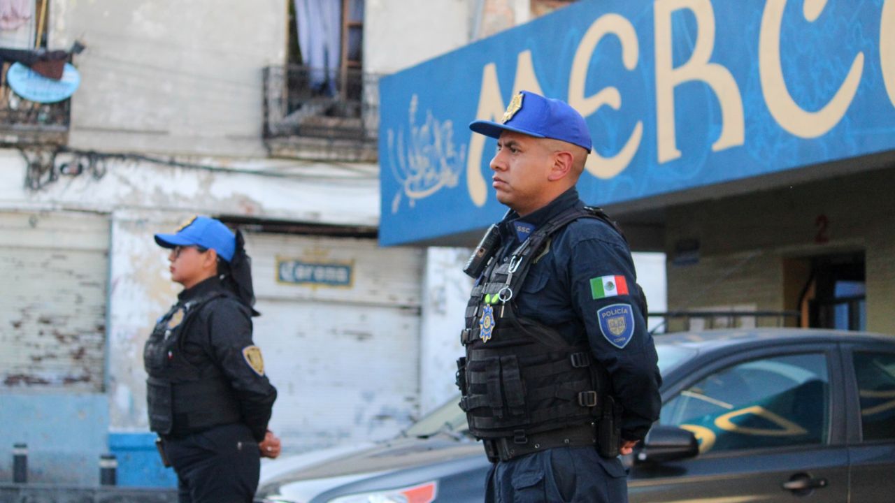 Policías al exterior del Mercado 2 de abril.