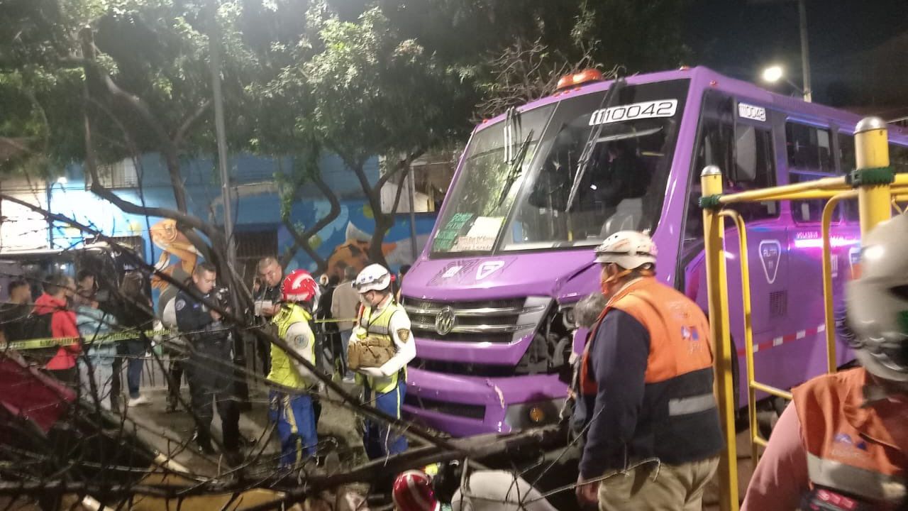 Accidente registrado en la colonia Pedregal de Santo Domingo en el que un camión del transporte público estuvo involucrado.