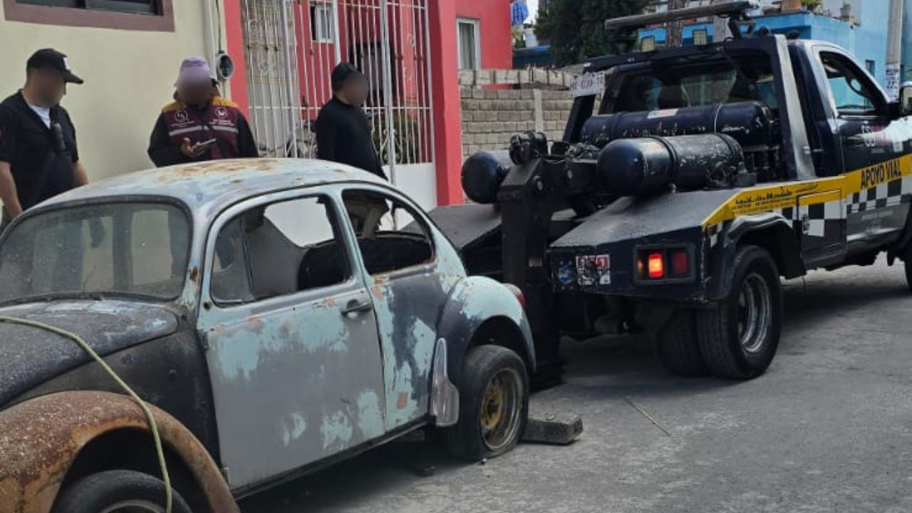 Policías de tránsito retiraron autos abandonados en las alcaldías Tláhuac, Benito Juárez, Iztacalco, G.A.M. y Venustiano Carranza.