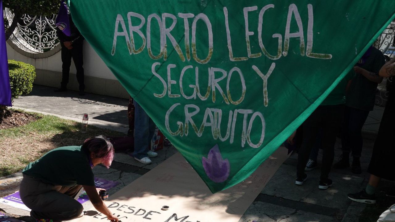 Durante una manifestación, feministas piden que se despenalice el aborto