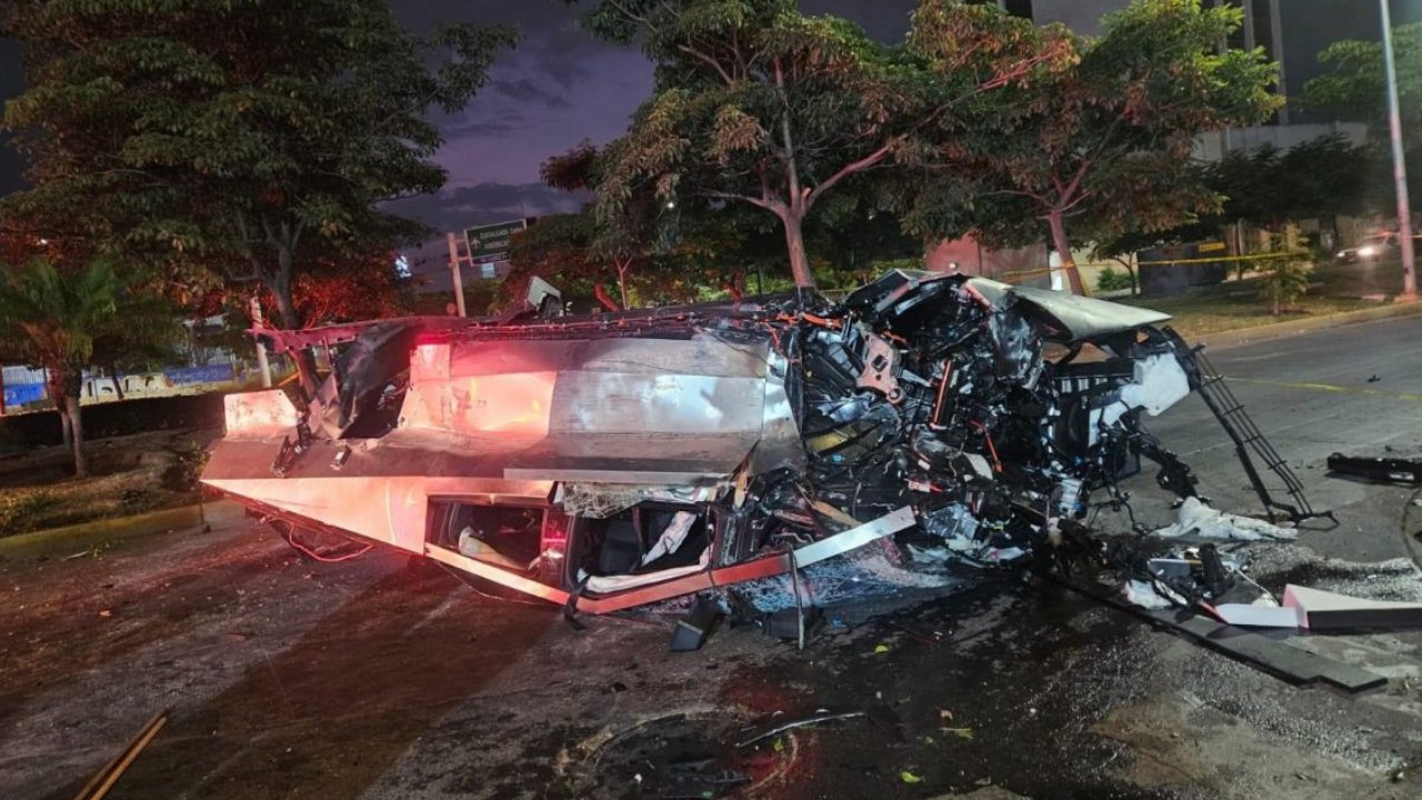 Una Cybertruck quedó destrozada tras un accidente en Guadalajara