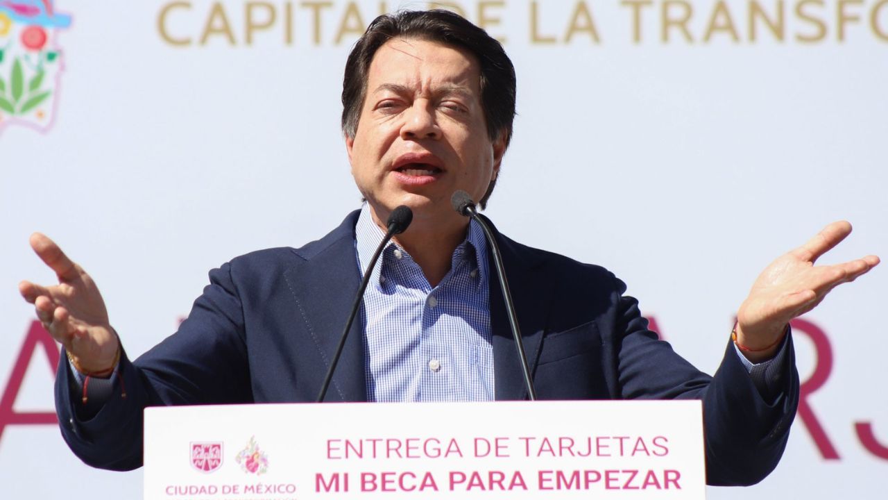 Mario Delgado en evento en el Monumento a la Revolución.