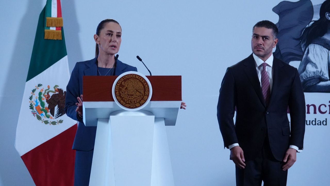 Claudia Sheinbaum, presidenta de México, y Omar García Harfuch, secretario de Seguridad Pública y Protección Ciudadana, durante la “Mañanera del Pueblo”.