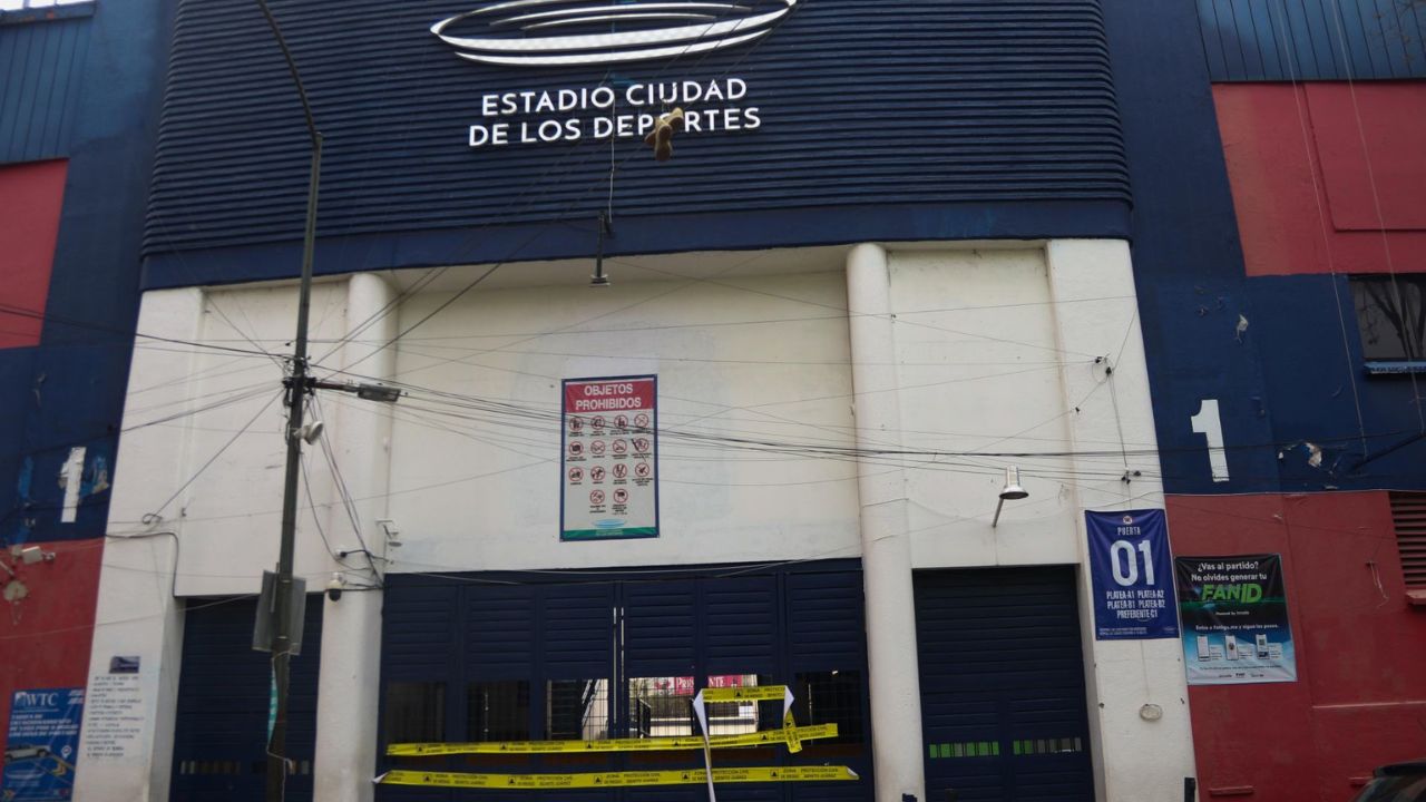 Exterior del Estadio Ciudad de los deportes con sellos de clausura por parte de la alcaldía Benito Juárez