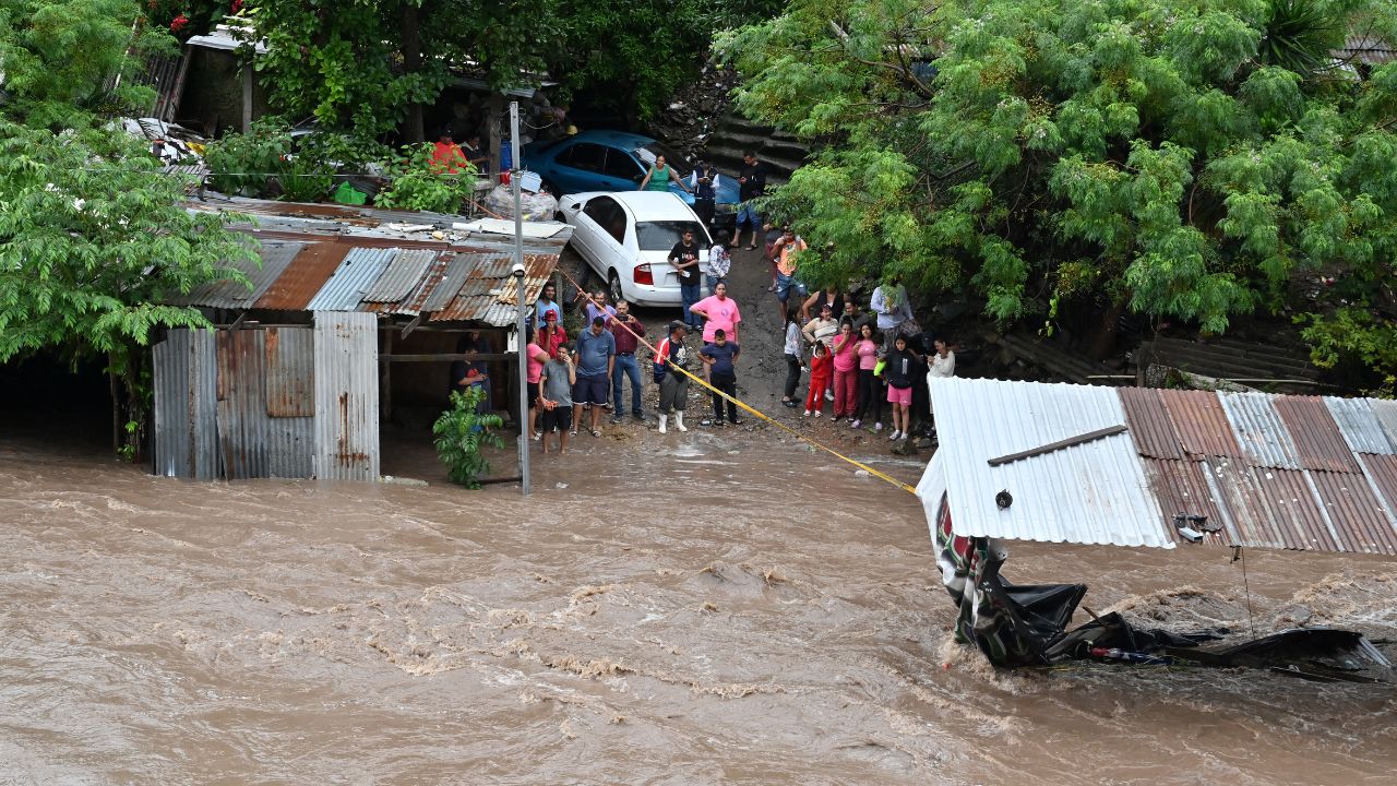 Estragos de la tormenta tropical Sara en Honduras.