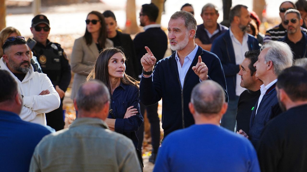 Felipe VI y Letizia acuden a Valencia y contrario a su primera visita ahora fueron recibidos de otra forma.