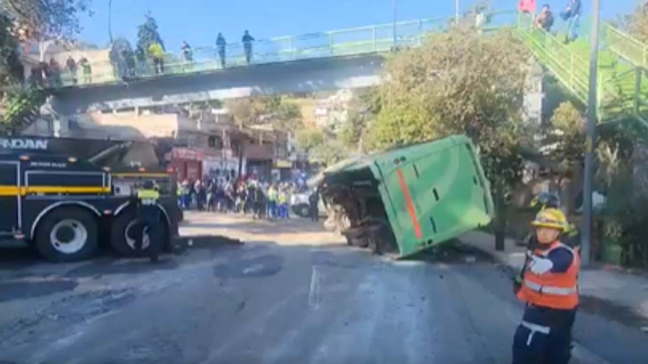 A través de redes sociales circuló un clip en el que se aprecia la volcadura del transporte público en la alcaldía Tlalpan.