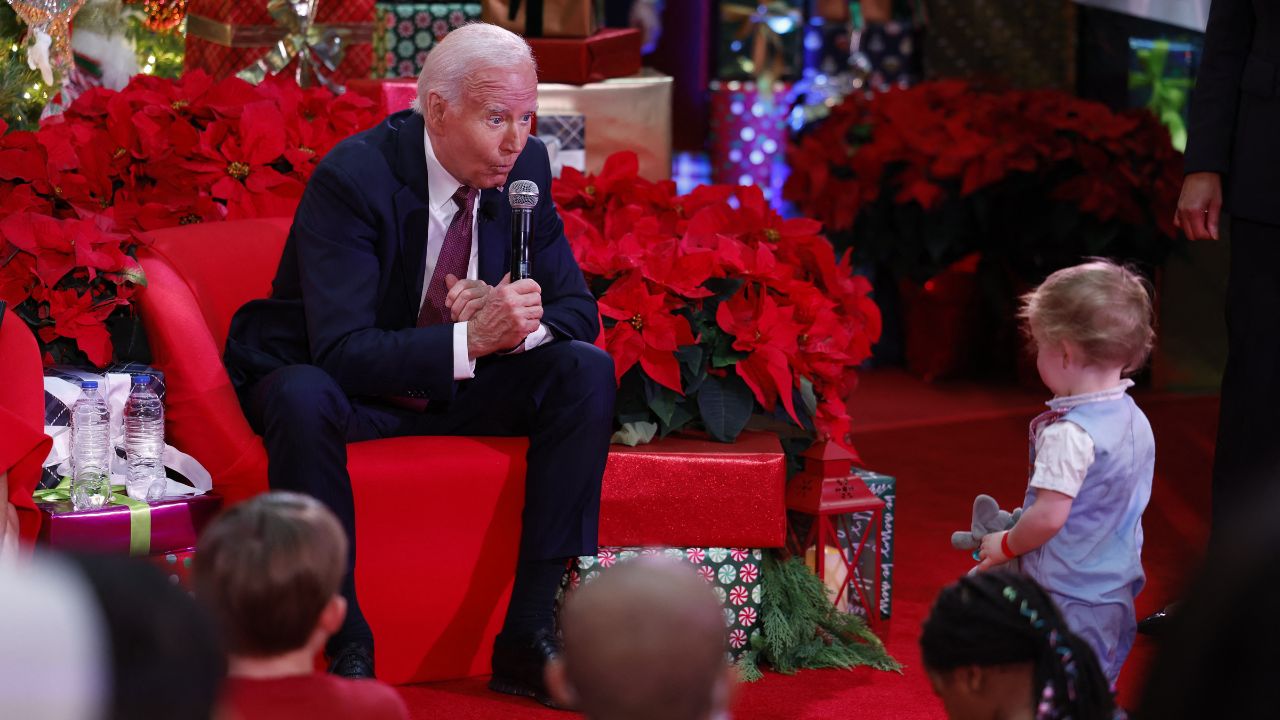 Biden visitó el Hospital Nacional Infantil en Washington, DC, interactuando con niños y familias en un emotivo gesto durante la temporada navideña.