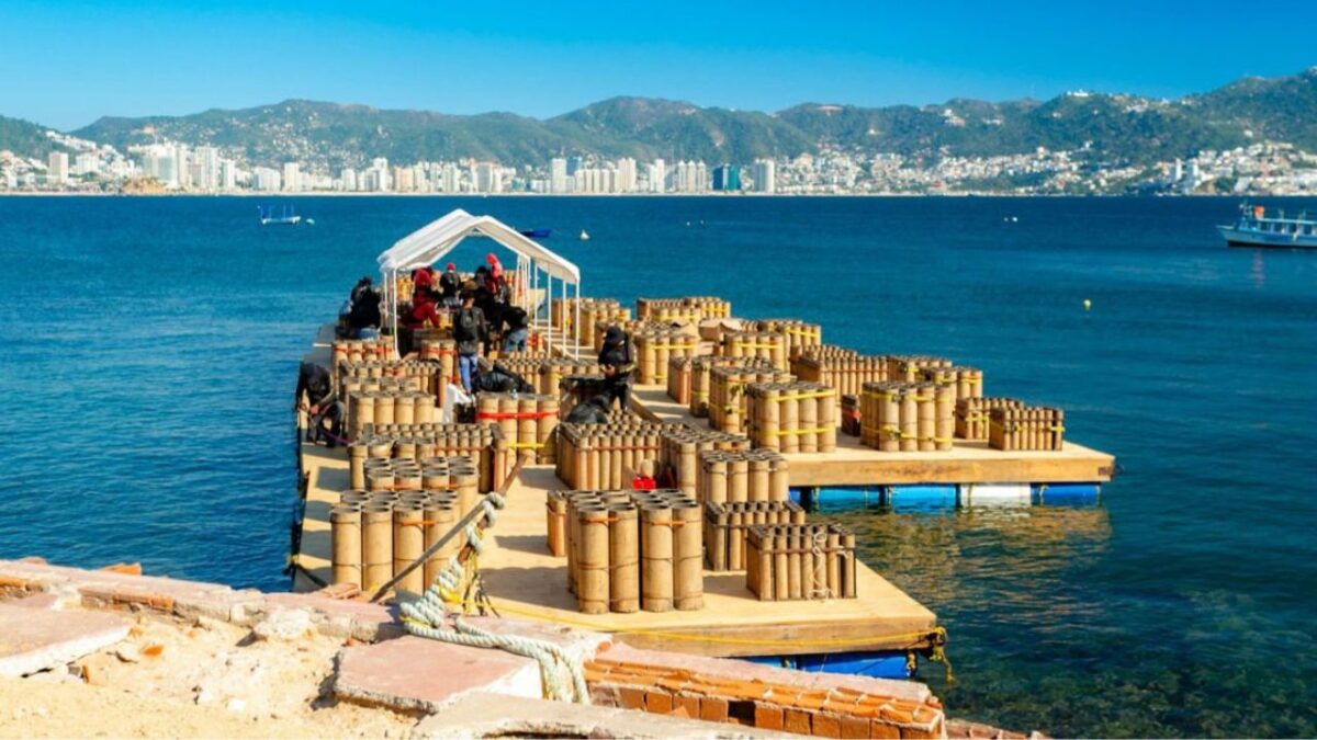 Preparativos de la gala de pirotécnica llamada “Bahía de las estrellas” para recibir el Ano Nuevo en Acapulco.