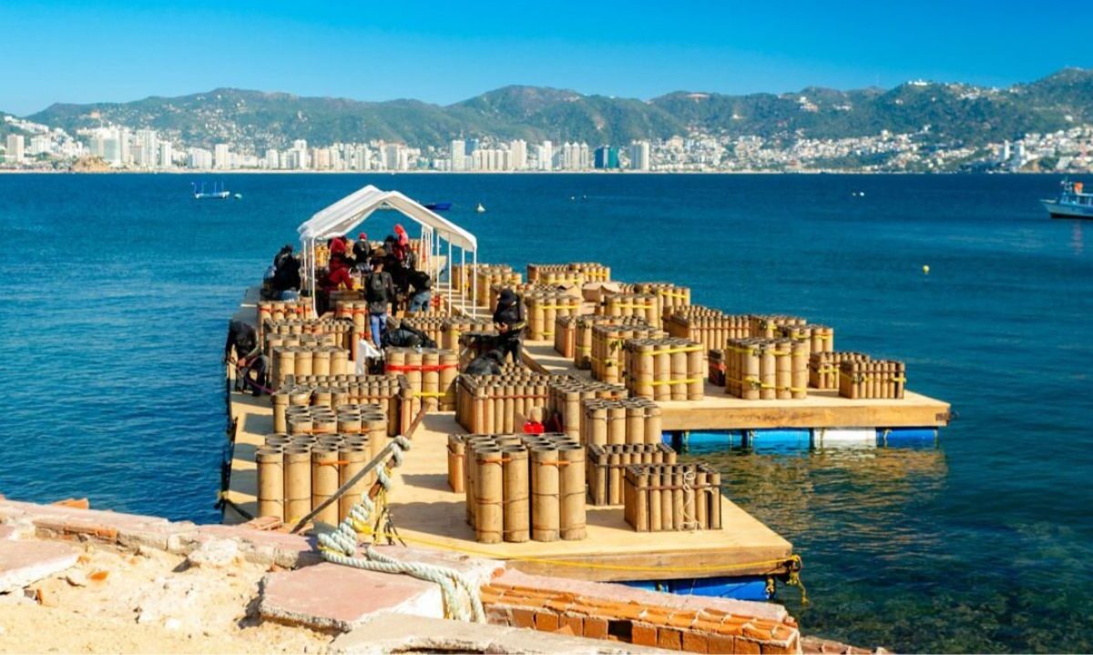 Preparativos de la gala de pirotécnica llamada “Bahía de las estrellas” para recibir el Ano Nuevo en Acapulco.