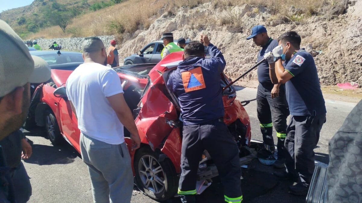 Personal de Protección Civil de Guerrero atendiendo accidente carretero en la Autopista del Sol.