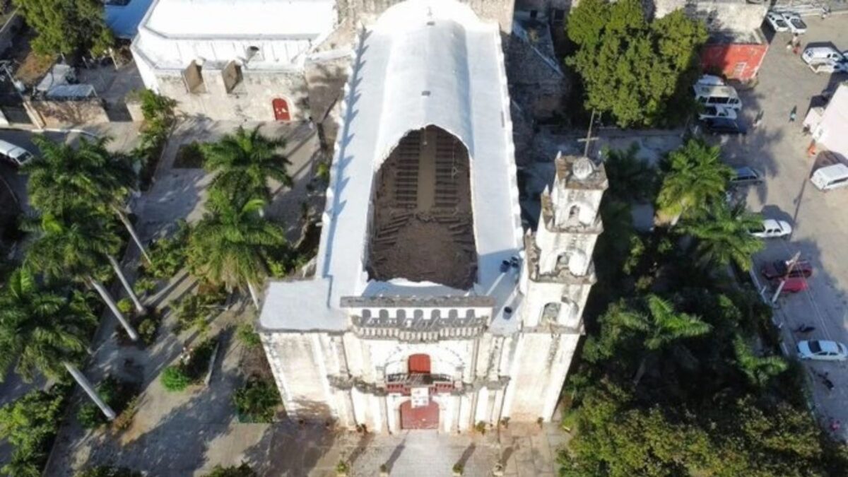 Techo central colapsado de la iglesia de San Luis Obispo, en Calkiní, Campeche.