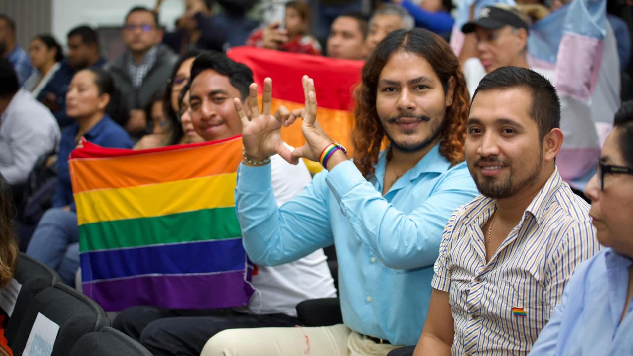 Integrantes y activistas de la comunidad LGBTIQ+ en el Congreso de Chiapas.