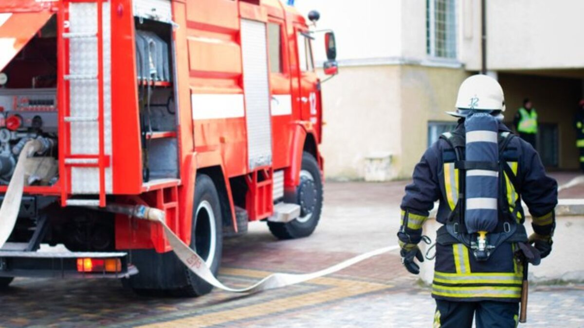 Bomberos controlaron el incendio registrado en un campamento de migrantes en Chihuahua.