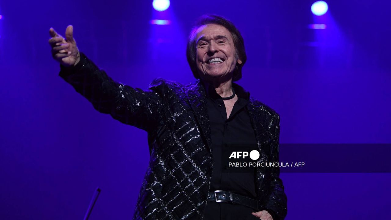 El cantante español Raphael durante su concierto "Resinphonico Tour" en Montevideo el 22 de marzo de 2022