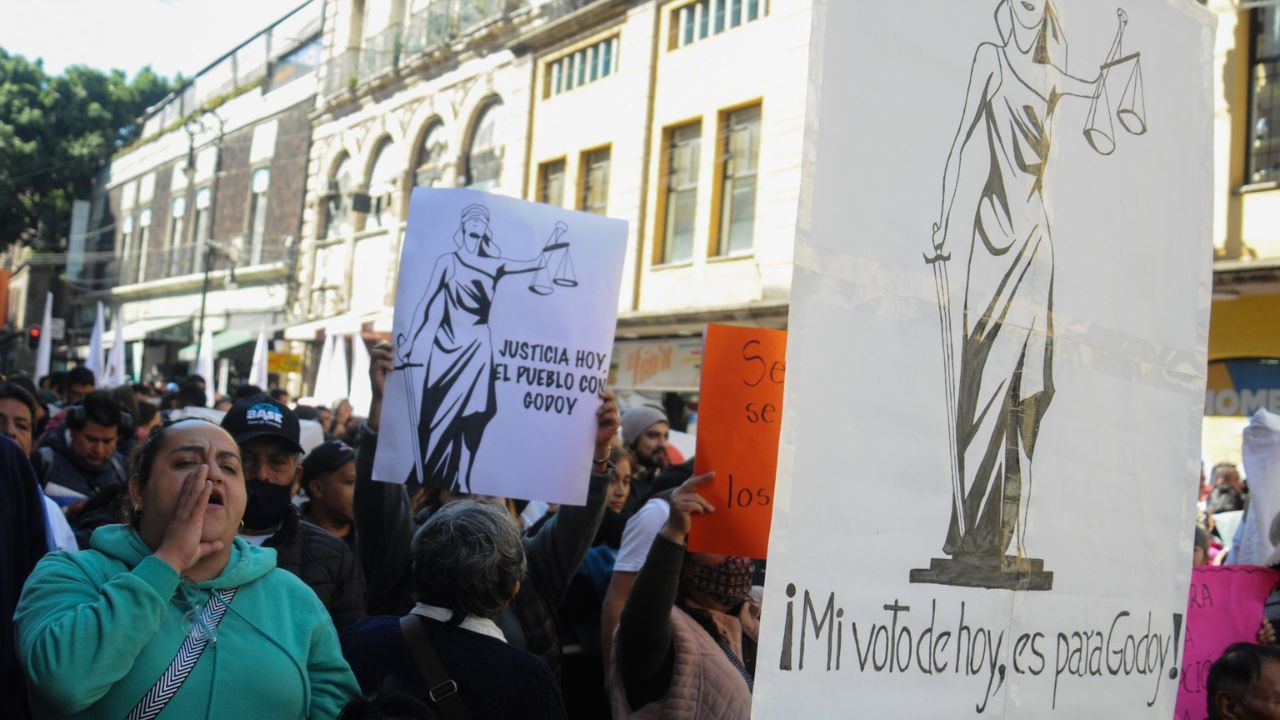 Hace un año, simpatizantes se congregaron en el edificio de Donceles para expresar su apoyo a la exfiscal.