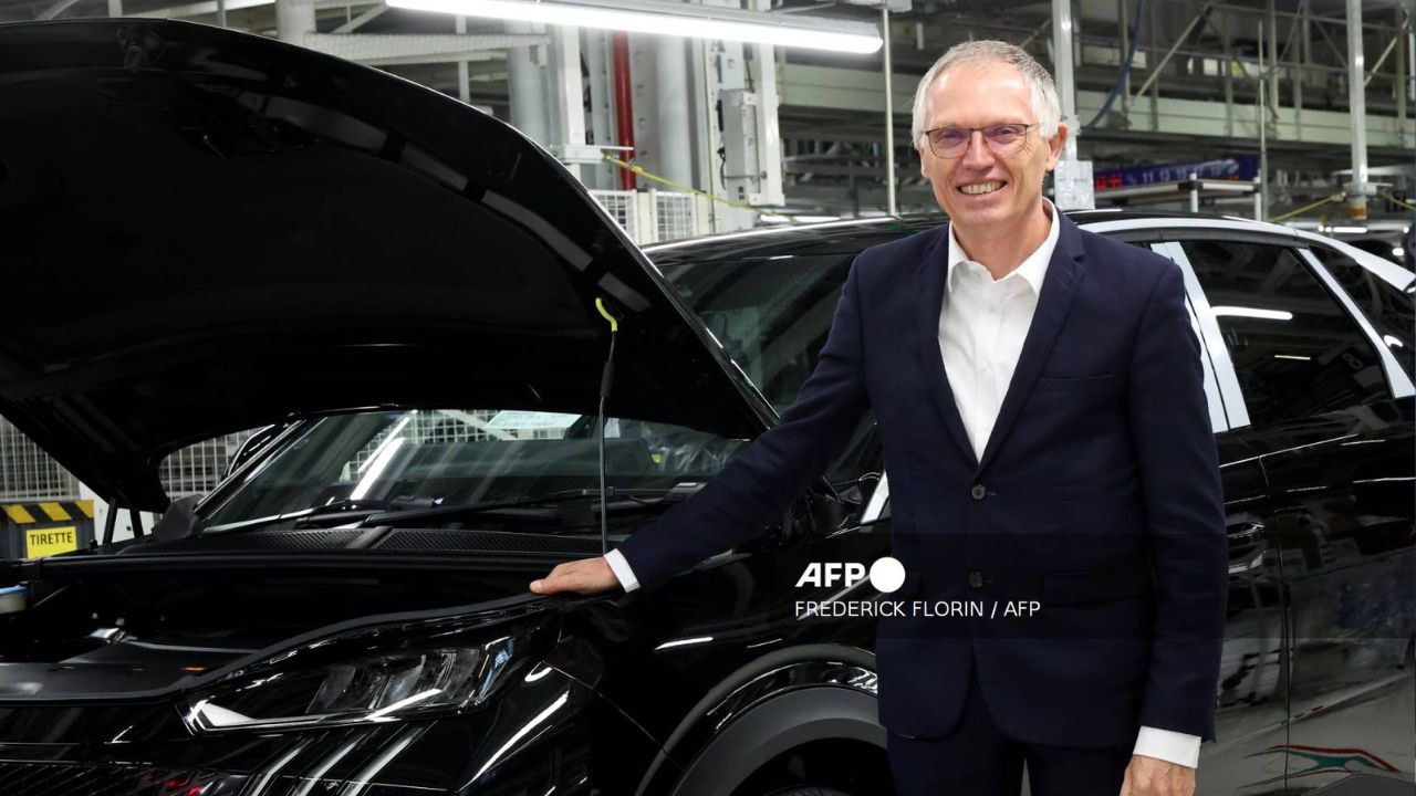 El grupo automovilístico Stellantis anunció el domingo la renuncia "con efecto inmediato" de su jefe Carlos Tavares.