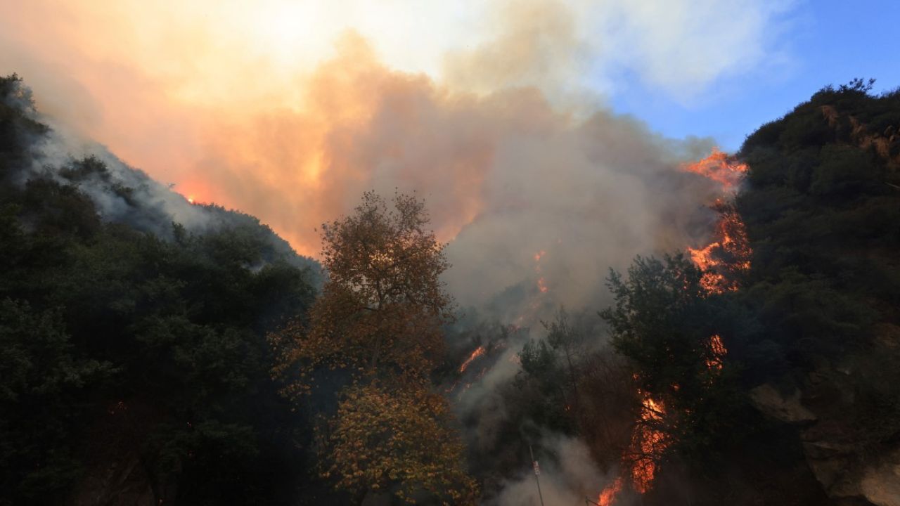 El incendio en Malibú fue bautizado como "Franklin" y ha consumido más de 900 hectáreas en esa ciudad hasta la mañana de este martes.